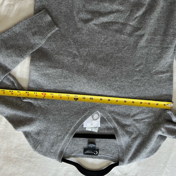 NWT C by Bloomingdale’s Cashmere Sweater Size S Gray - Picture 3 of 4